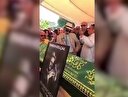 Harun Kolçak'ın cenazesinde ilginç pozlar veren adam