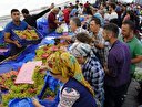 Tüm pazarı satın aldı, herşeyi bedava dağıttı