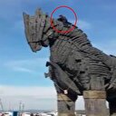 Truva Atı'na tırmanan adamın korkunç ölüm anı!