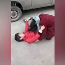 Küçük çocuktan anneye sokak ortasında dayak!