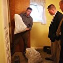 Yeni aldığı evin çatısında 8 çuval para buldu