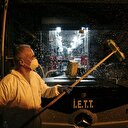 Metrobüsleri onlar temizliyor