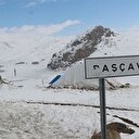 Buzlar arasında ayakta duran minare