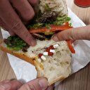 Gözaltındaki arkadaşına götürdüğü dönerden çıktı