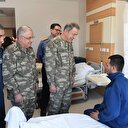 Genelkurmay Başkanı Akar ve kuvvet komutanları yaralı askerleri ziyaret etti