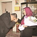 Şehit annesinin elini öpüp af diledi