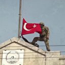 Afrin'de tarihe tanıklık ediyoruz... Kahraman Mehmetçik Afrin'e Türk bayrağını dikti!
