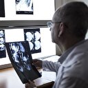 Doktorlara hem kamu hem de üniversitede çalışma yolu