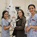 Bağırsakları göğsünde olan bebek hayata tutundu