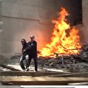 Kahraman polis yaralı genci alevlerin ortasından böyle kurtardı!