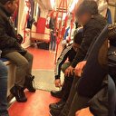 Çorapla yolculuk yapan çocuğa ayakkabısını verdi