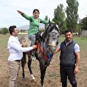 Hipoterapi ile hem eğlenip hem tedavi oluyorlar