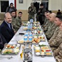Bakan Soylu sahurunu Mehmetçik'le yaptı
