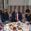 Başbakan Yıldırım vatandaşın evinde iftar yaptı