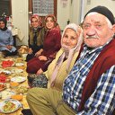 Yaşlıların sofralarını şenlendiriyorlar