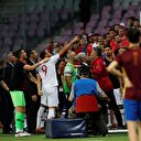 Cenk Tosun neden maçı bırakıp tribünlere koştu?