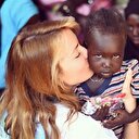 Gamze Özçelik Afrikalı çocuklara bayramlık götürdü