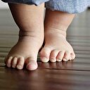 Düztaban çocuklara altı kalın ayakkabı giydirin