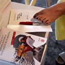 Kitabını ayağıyla imzaladı