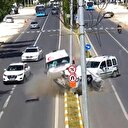 Ambulansın karıştığı zincirleme kaza kamerada!