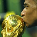 Mbappe kupa primini yardım kuruluşuna bağışladı