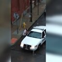 Kendi kendini ihbar eden sarhoş adam izleyenleri kahkahaya boğdu