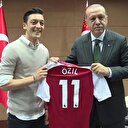 Erdoğan'dan Mesut Özil'e: Gözlerinden öpüyorum