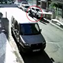 Motosikletle yaklaştığı genç kıza tekme attı