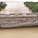 Sel köprüleri yıktı