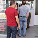 Ellerindeki dövizleri bozdurmak için akın ettiler