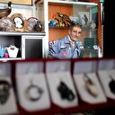 Boynuzdan takı işliyor