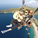 Çinli şarkıcı Xu Fei paraşütle atlarken gitar çaldı