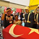 Babasını asker selamıyla uğurladı