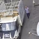 Yerdeki cüzdanı sahibine vermek yerine cebine attı