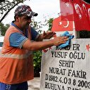 Şehit mezarlarının gönüllü temizlikçisi