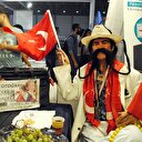 Bıyıklarıyla para kazanıyor