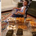 Hasta çocuğuna yaprak sarma satarak bakıyor