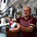 Ünlü futbolcuların kramponlarını tamir ediyor