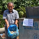 Sokak hayvanlarına çöpten ekmek topluyor