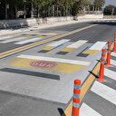 Okulun önündeki yaya geçidini gören dönüp bir daha bakıyor