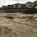 Sakarya'da dere taştı: Araçlar suda sürüklendi