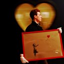 Banksy'nin 'Kırmızı Balonlu Kız' tablosu kendi kendini imha etti
