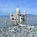 Endonezya'daki afet 'yüzen camiyi' yıkamadı