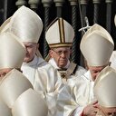 Papa, çocuk istismarcısı iki din adamını papazlıktan çıkardı