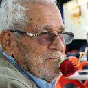 60 yıldır ağzında sigara yerine gül ile dolaşıyor