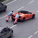 Sosyal medyayı sallayan kare: Lamborghini'yi iterek götürdüler
