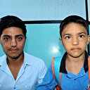 İki kardeş gözleriyle dikkat çekiyor