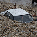 Adıyaman'da heyelan otomobilleri yuttu
