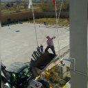 Okul müdürü kepçeye binip okul boyadı