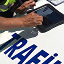 Resmi aracı yaya kaldırımına park eden trafik polisine ceza